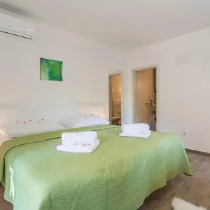 Maggy & Anna Apartment Split